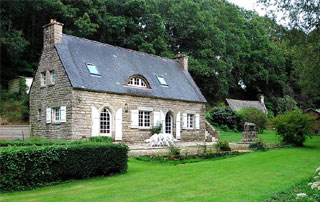 belle maison avec couverture en ardoises